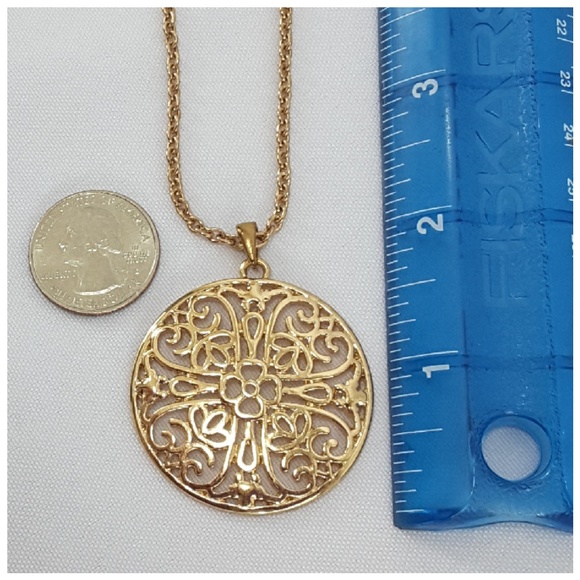 Goldtone Oversized Pendent On Rope Style Chain - Picture 3 of 8